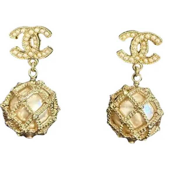 Super Rare Chanel 2019 Collection Gold Faux Pearl CC Crystal Dangle Earrings - Picture 4 of 4